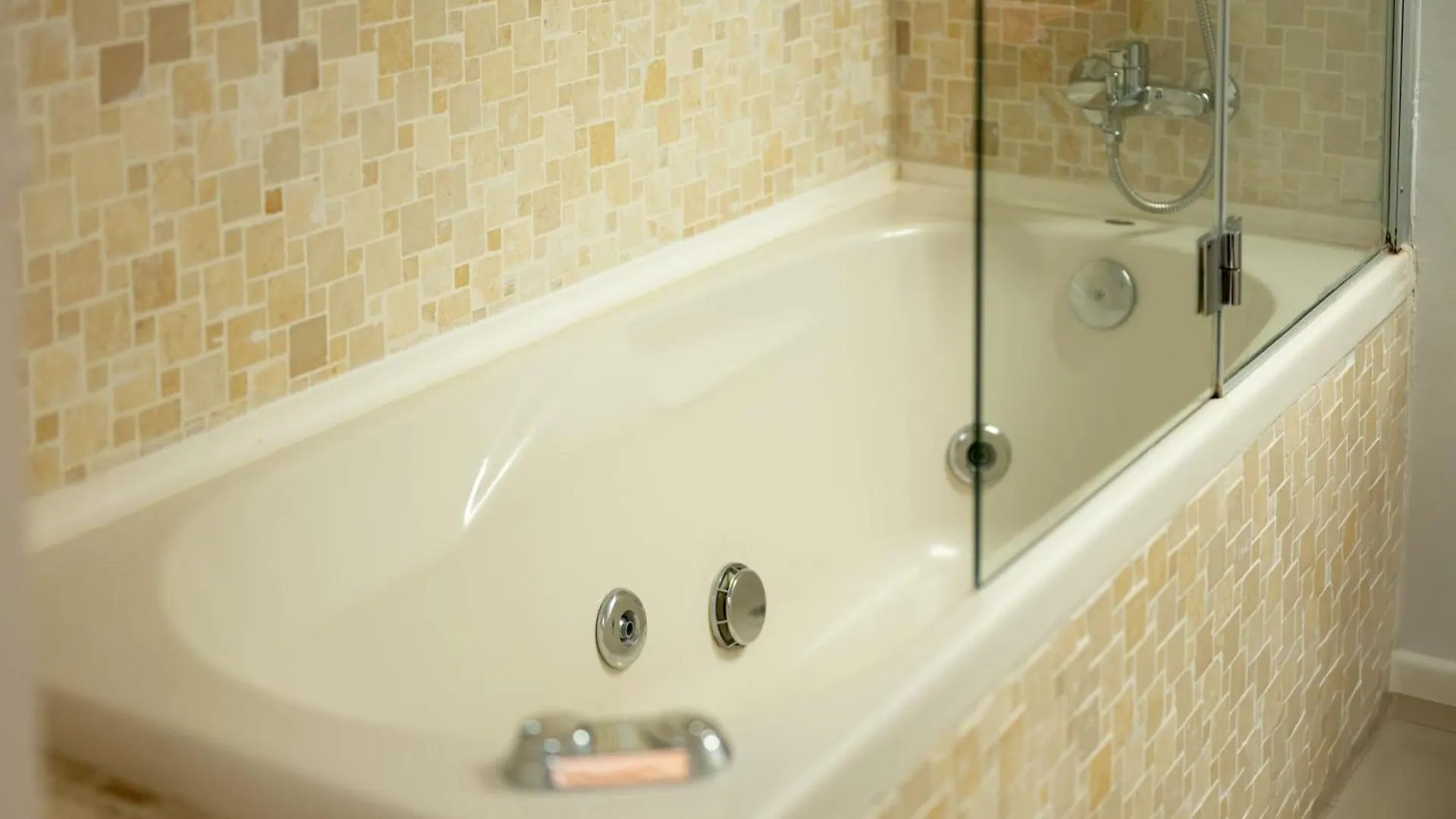 Moise House - Kosher Aparthotel Bucharest 3*,  Romania